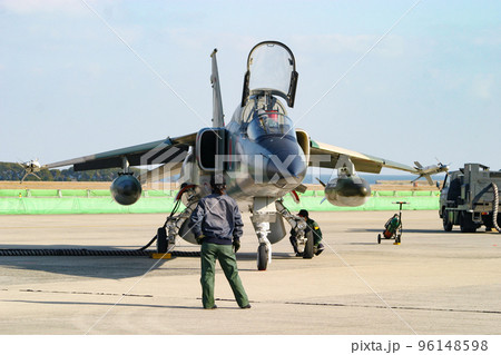離陸準備中の自衛隊の戦闘機F-1 離陸準備中の自衛隊の戦闘機F-1 96148598