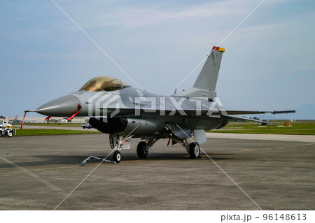 展示中のアメリカ空軍の戦闘機F-16Cの写真素材 [96148613] - PIXTA