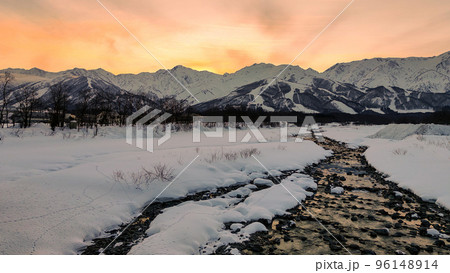 白馬村の夕暮れ（冬） 96148914