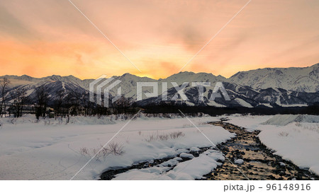 白馬村の夕暮れ（冬） 96148916