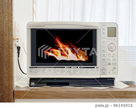 電子レンジの内部で発火した炎イメージ 96148918