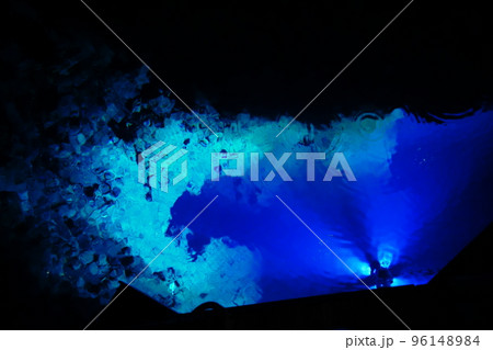 龍泉洞の中の地底湖 96148984