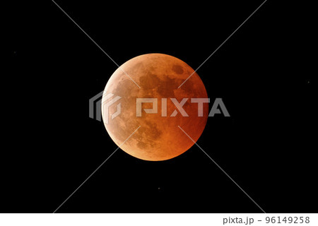 皆既月食で赤黒く染まった満月 96149258
