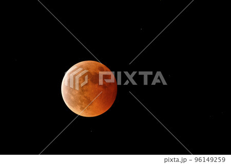 皆既月食で赤黒く染まった満月 96149259