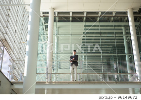 佇む男性 佇む男性 96149672