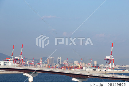 神戸空港から見たポートライナー線路とポートアイランドと六甲山 96149696