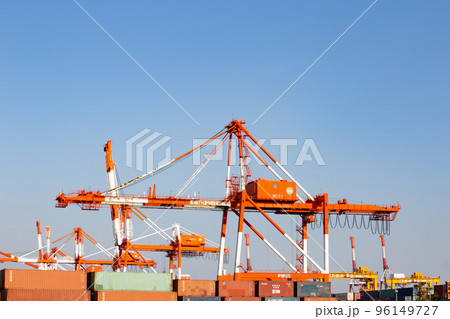 神戸ポートアイランドの大型クレーン 96149727