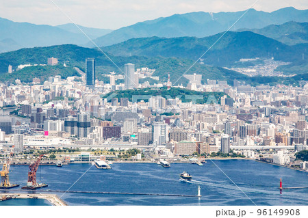 広島市の海の玄関広島港を中心に、市街地の中心地区を展望。宇品、比治山公園、広島駅前などが見えま 96149908
