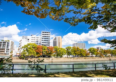 広島駅南口周辺の荒神橋から東方面の西荒神町などの下流域の市街地風景です。右方面には大正橋があります。 広島駅南口周辺の荒神橋から東方面の西荒神町などの下流域の市街地風景です。右方面には大正橋があります。 96149911