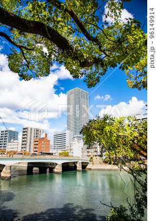 猿猴川の西側にある猿猴川緑地から対岸の荒神橋周辺の市街地風景です。中央のビルはグランクロスタワーです 96149914