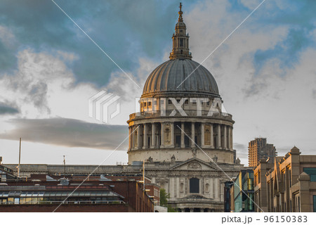 Famous St. Paul's Cathedral church, London. 96150383