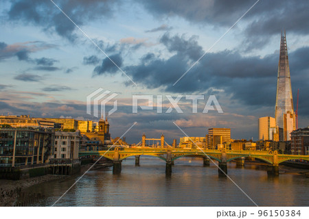 The bridges and the skyscraper Shard at morning dusk.. 96150384