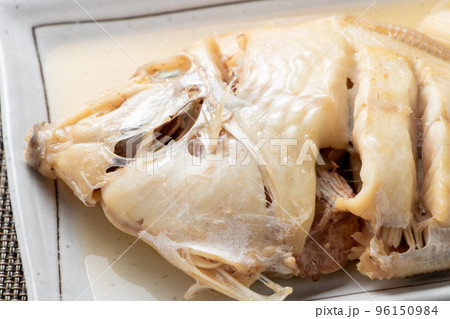 カワハギの煮付けのアップ。 カワハギの煮付けのアップ。 96150984