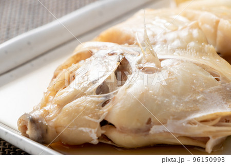 カワハギの煮付けのアップ。 96150993