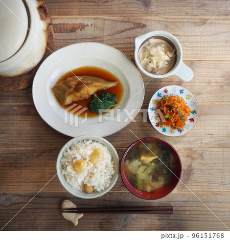 カレイの煮付けと栗ごはんで和定食。の写真素材 [96151768] - PIXTA