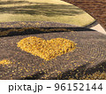 落ち葉のハート 96152144