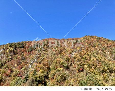 錦色に染まる山 96153975