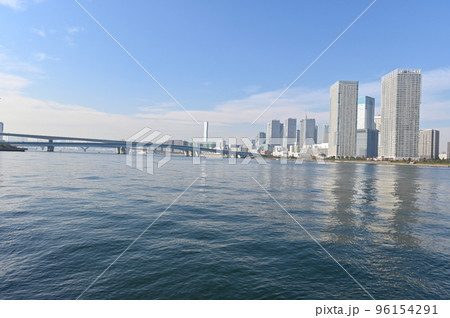 東京都 豊洲 春海橋公園からウオーターフロントを見た風景 東京都 豊洲 春海橋公園からウオーターフロントを見た風景 96154291
