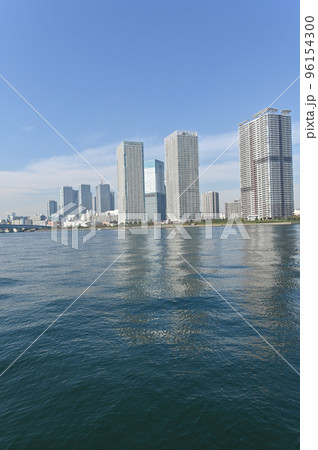 東京都 豊洲 春海橋公園からウオーターフロントを見た風景 96154300