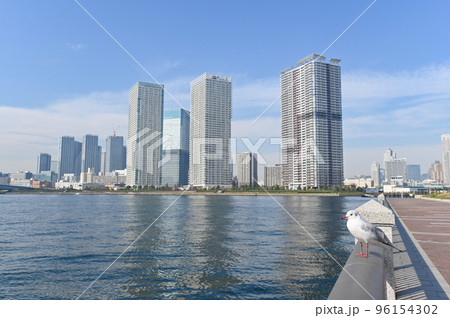 東京都 豊洲 春海橋公園からウオーターフロントを見た風景 96154302