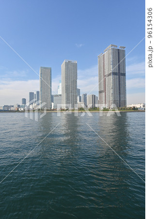 東京都 豊洲 春海橋公園からウオーターフロントを見た風景 96154306