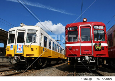 車両基地で並ぶ高松琴平電気鉄道1080形と1300形 96155069