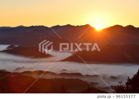 鳥見山からの宇陀盆地の雲海 鳥見山からの宇陀盆地の雲海 96155377