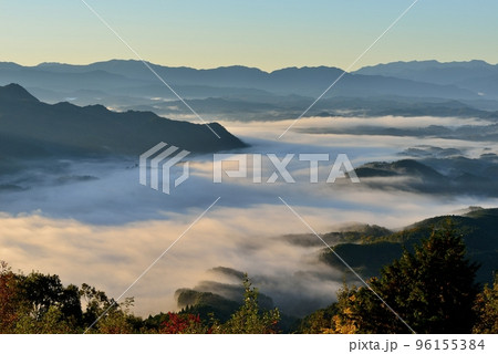 鳥見山からの宇陀盆地の雲海 鳥見山からの宇陀盆地の雲海 96155384