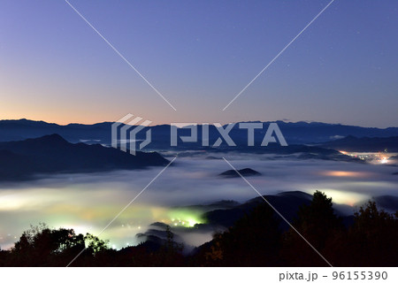 鳥見山からの宇陀盆地の雲海 96155390