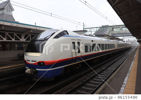 高田駅到着の電車特急しらゆき　上越市　新潟県　えちごトキめき鉄道 96155490