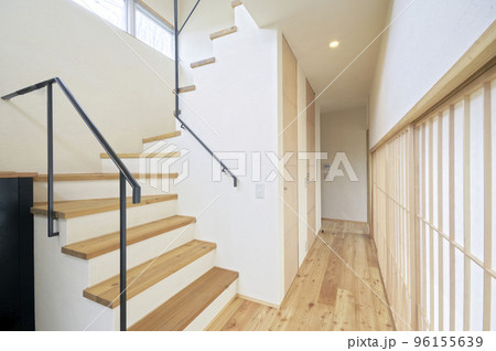 手すりのある住宅の階段 手すりのある住宅の階段 96155639