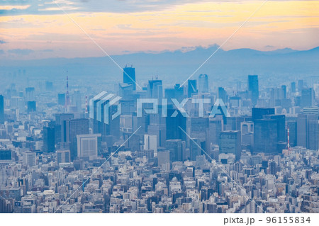 スカイツリーから眺める東京と富士山遠望 96155834