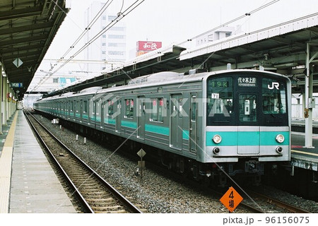 発車を待つ常磐緩行線の207系900番台 96156075