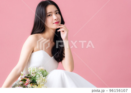 ウエディング　ブライダル　女性　花嫁　結婚 96156107