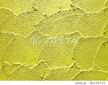 コテ跡の残る黄色の土壁のカラーウォールの横長の背景画像 96156725