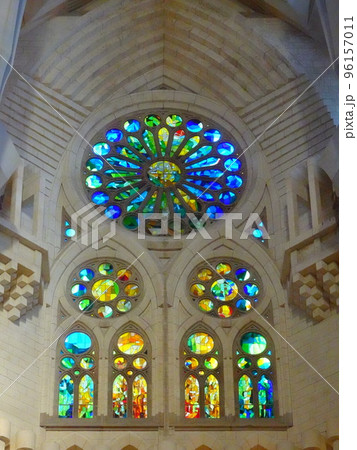 【スペイン】サグラダ・ファミリア　受難のファサードのカラフルなステンドグラス（バルセロナ） 96157011