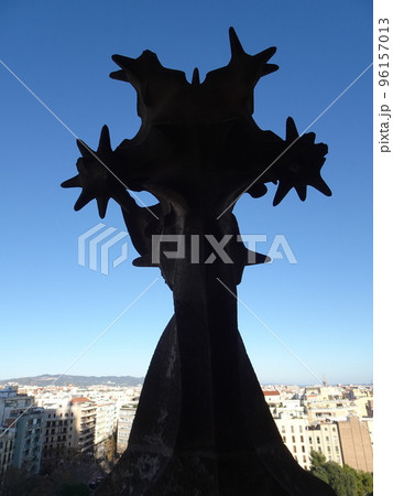 【スペイン】サグラダ・ファミリア 生誕のファサードの塔から見る鐘塔のシルエット(バルセロナ) 【スペイン】サグラダ・ファミリア 生誕のファサードの塔から見る鐘塔のシルエット(バルセロナ) 96157013