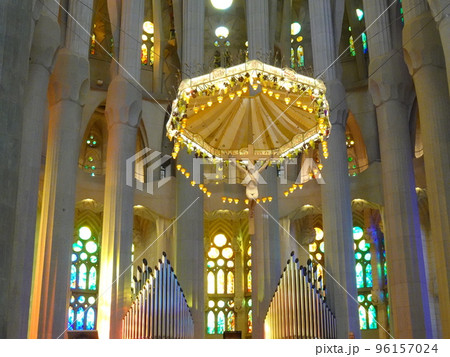 【スペイン】サグラダ・ファミリア 大聖堂の中央祭壇（バルセロナ）の写真素材 [96157024] PIXTA
