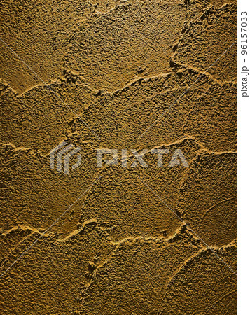 コテ跡の残るうす暗い茶色の土壁のカラーウォールの縦長の背景画像 96157033