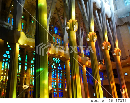 【スペイン】サグラダ・ファミリア　大聖堂内のカラフルなステンドグラス（バルセロナ） 96157051