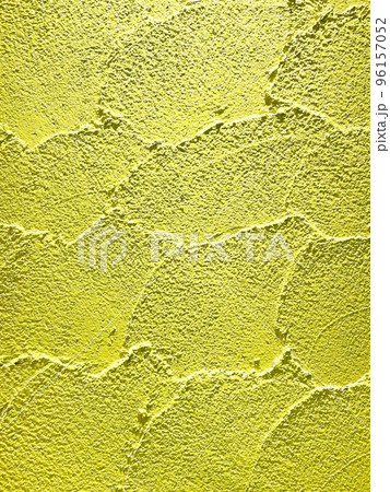 コテ跡の残る黄色の土壁のカラーウォールの縦長の背景画像 96157052