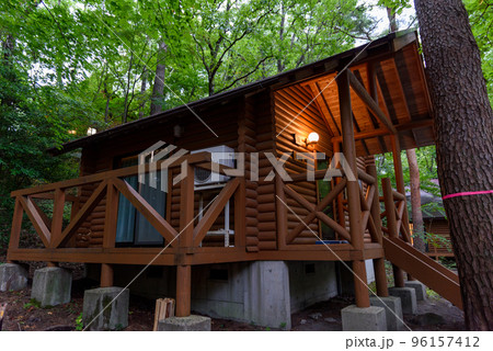 島根県三瓶山北の原キャンプ場のコテージ、夜、夕暮れ 96157412