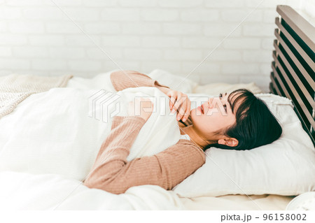 ベッドルームで悪夢を見て眠れない不眠症の日本人女性 ベッドルームで悪夢を見て眠れない不眠症の日本人女性 96158002
