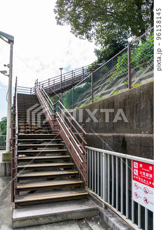 【神奈川県】弘明寺駅前の公園に続く階段 96158145