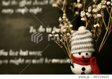 可愛らしい雪だるま 96158685