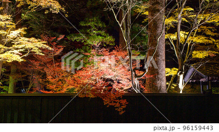 美しい紅葉 夜の角館武家屋敷 小田野家のライトアップ 美しい紅葉 夜の角館武家屋敷 小田野家のライトアップ 96159443