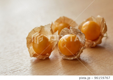 食用ほおずき/木目背景 食用ほおずき/木目背景 96159767