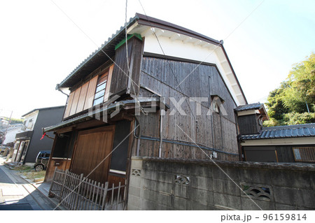 室津のまちなみ 黒しっくいと白しっくいとの焼杉板張りの古民家 兵庫県たつの市御津町室津 室津のまちなみ 黒しっくいと白しっくいとの焼杉板張りの古民家 兵庫県たつの市御津町室津 96159814