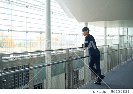 遠くを見つめる男性 96159881