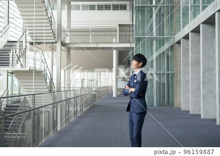 遠くを見つめる男性 96159887
